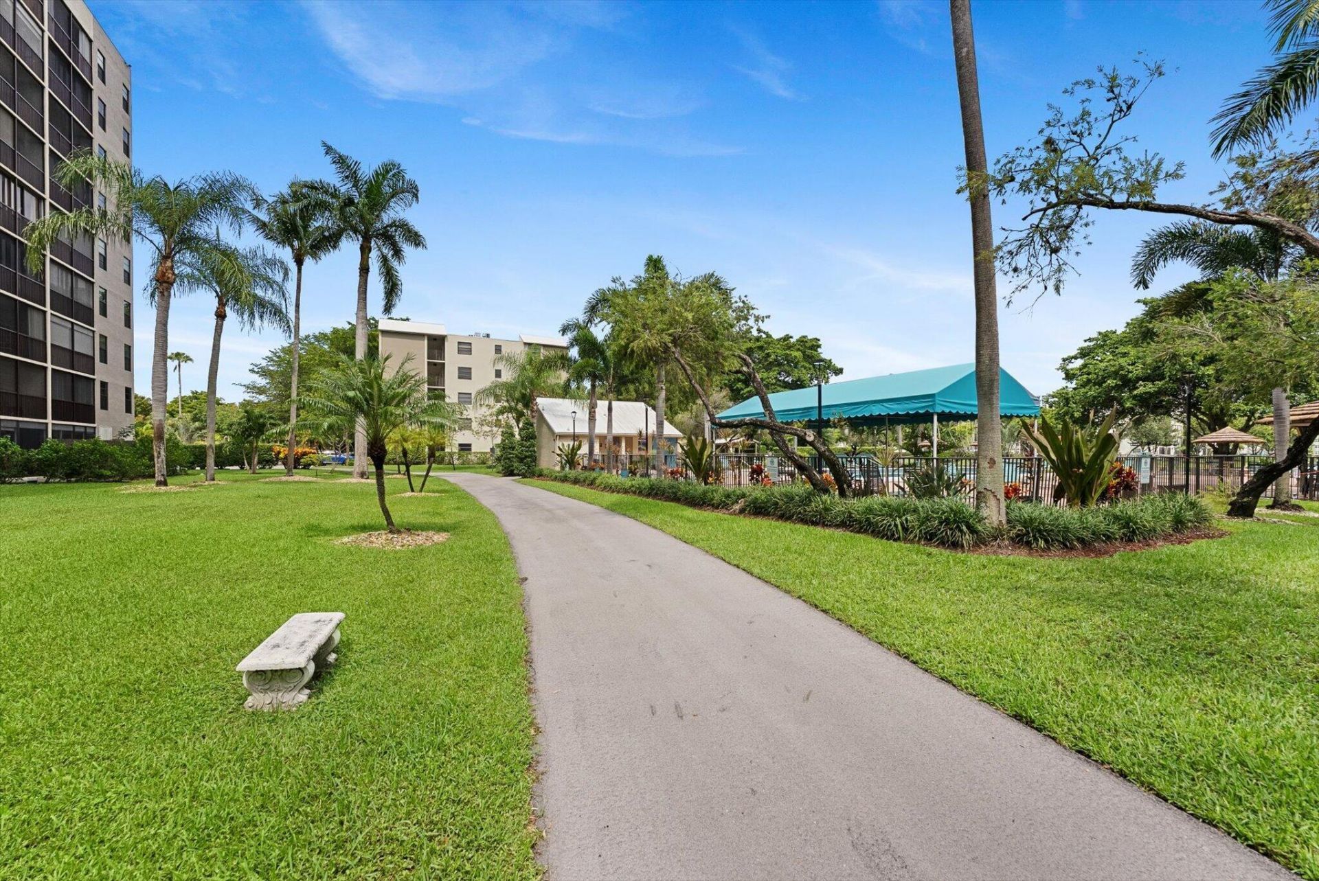 2112 S Cypress Bend Drive, Unit 607, Pompano Beach, FL 33069 Photo