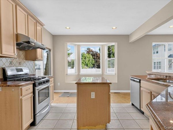 136 Cranberry Court , Melville, NY 11747