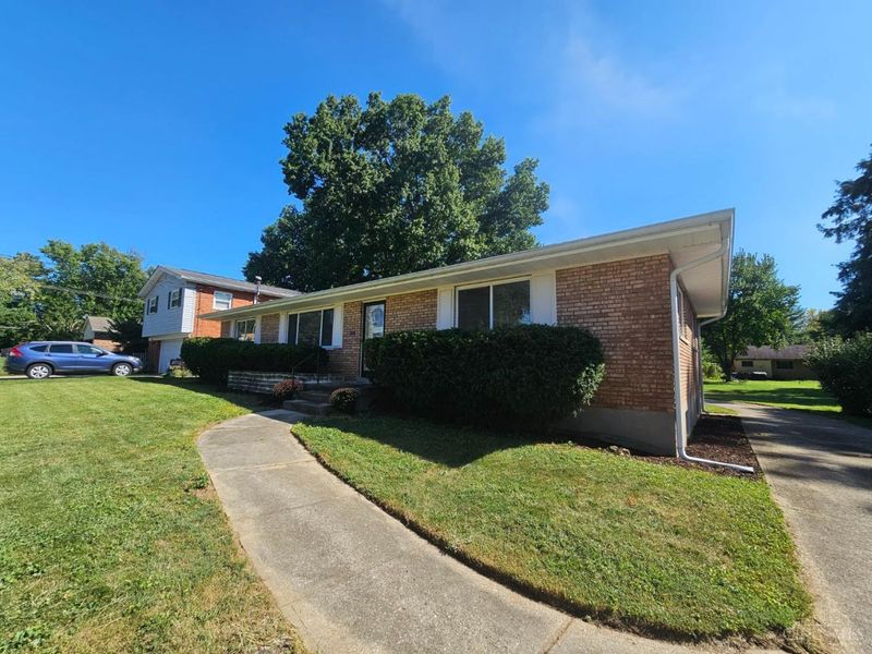 1087 Hearthstone Drive, Springfield Township, OH 45231 Photo 2