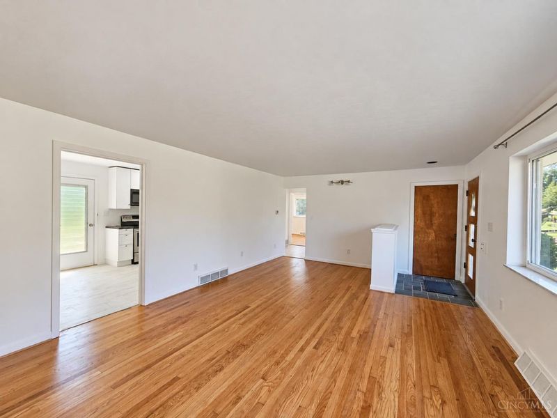 1087 Hearthstone Drive, Springfield Township, OH 45231 Photo 4