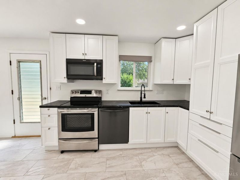 1087 Hearthstone Drive, Springfield Township, OH 45231 Photo 5