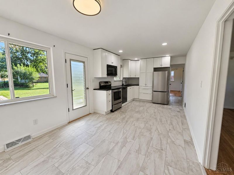 1087 Hearthstone Drive, Springfield Township, OH 45231 Photo 9