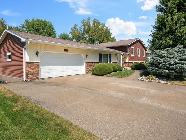 126 W 28th Avenue , Coal Valley, IL 61240