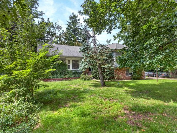 18 Pinewood Road , Manhasset, NY 11030