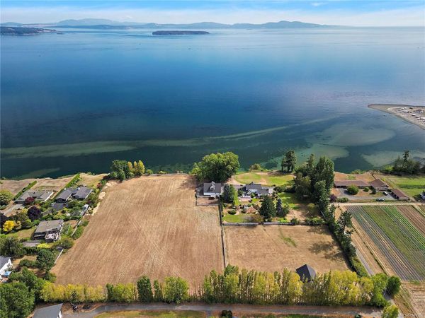 3190 Martindale Rd, Central Saanich, BC V8M 1W6
