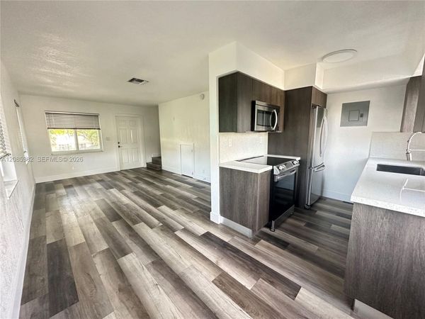 913 NE 17th St, Unit 9, Fort Lauderdale, FL 33305