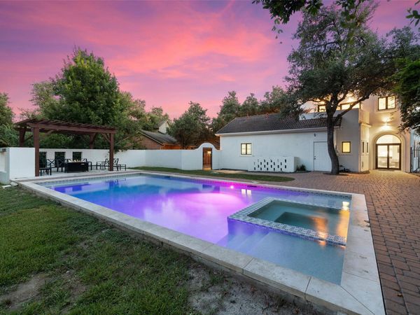 8 Glen Rock DR , The Hills, TX 78738
