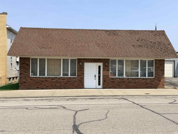 8 W Main Street, Washington, IN 47501