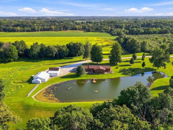 8001 Hawkeye Road, Mediapolis, IA 52637