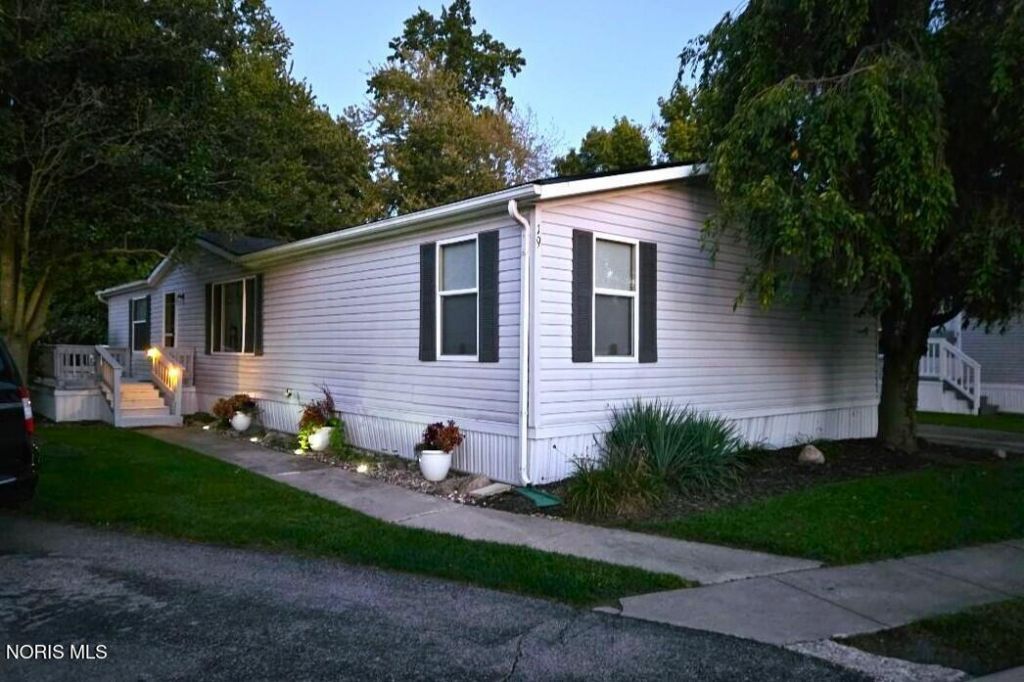 715 S Holland Sylvania Road, Toledo, OH 43615 Main Photo
