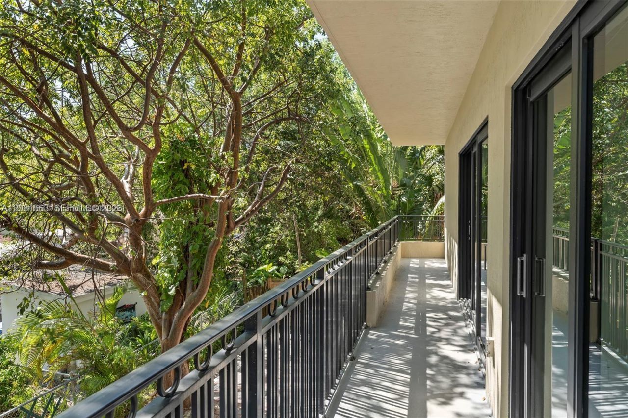 568 NE 66th St, Unit 202, Miami, FL 33138 Photo