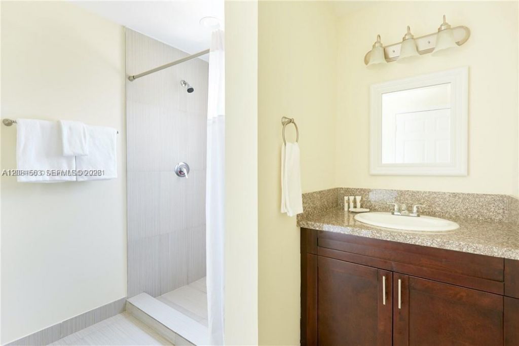 568 NE 66th St, Unit 202, Miami, FL 33138 Photo