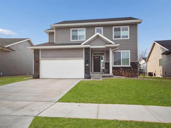 670 SE Booth Avenue, Waukee, IA 50263