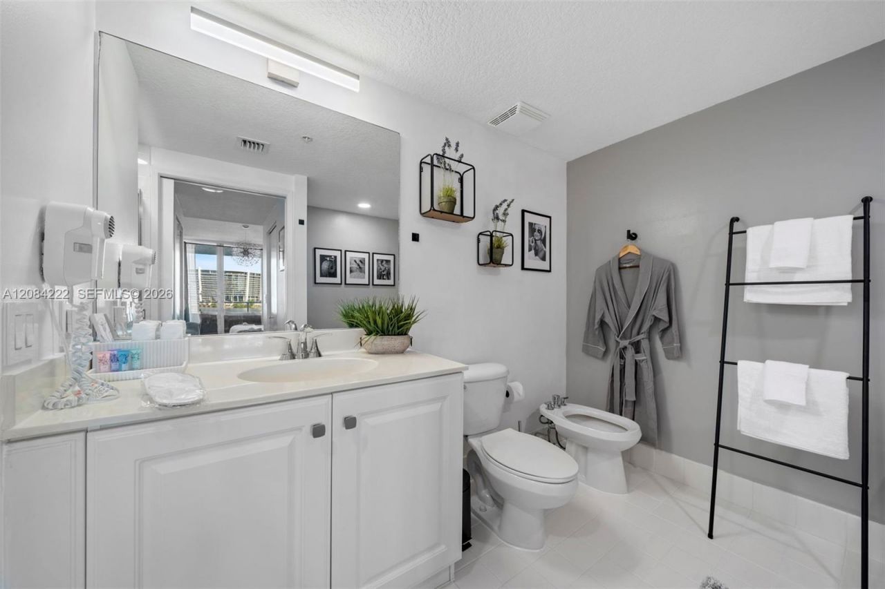 18100 N Bay Rd, Unit 308, Sunny Isles Beach, FL 33160 Photo
