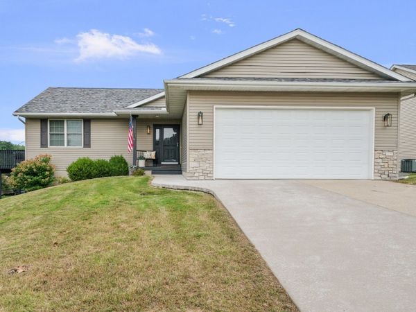 391 N 8th Street, Le Claire, IA 52753