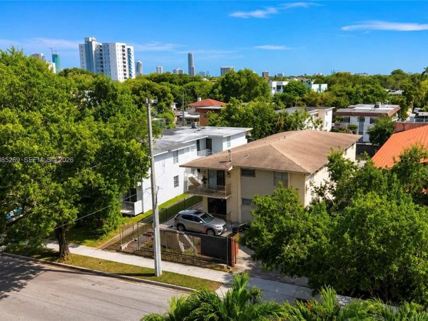 1332 SW 2nd St , Miami, FL 33135
