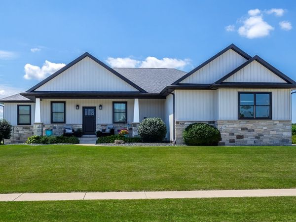 920 Muirfield Circle , Eldridge, IA 52722