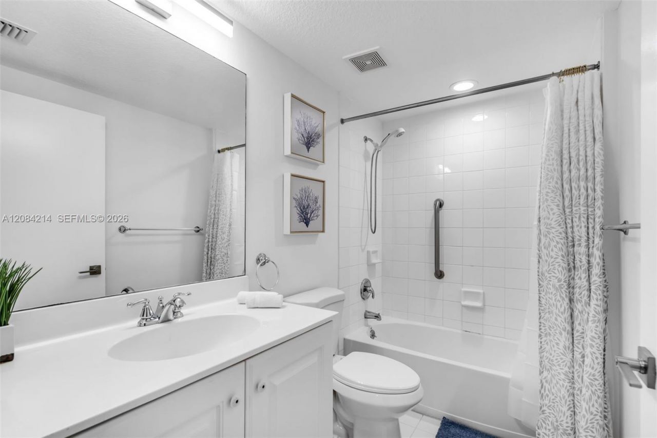 18100 N Bay Rd, Unit 709, Sunny Isles Beach, FL 33160 Photo
