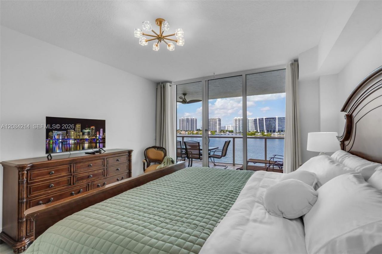 18100 N Bay Rd, Unit 709, Sunny Isles Beach, FL 33160 Photo