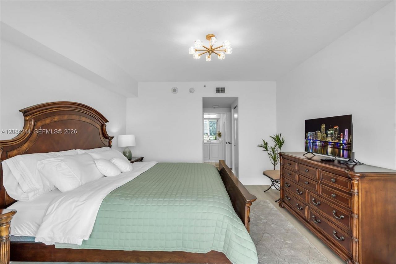 18100 N Bay Rd, Unit 709, Sunny Isles Beach, FL 33160 Photo