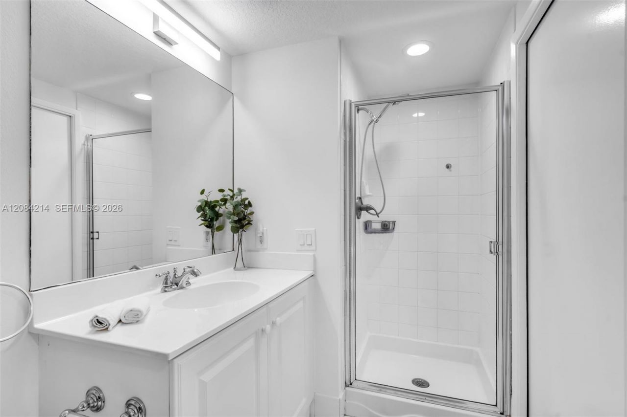 18100 N Bay Rd, Unit 709, Sunny Isles Beach, FL 33160 Photo