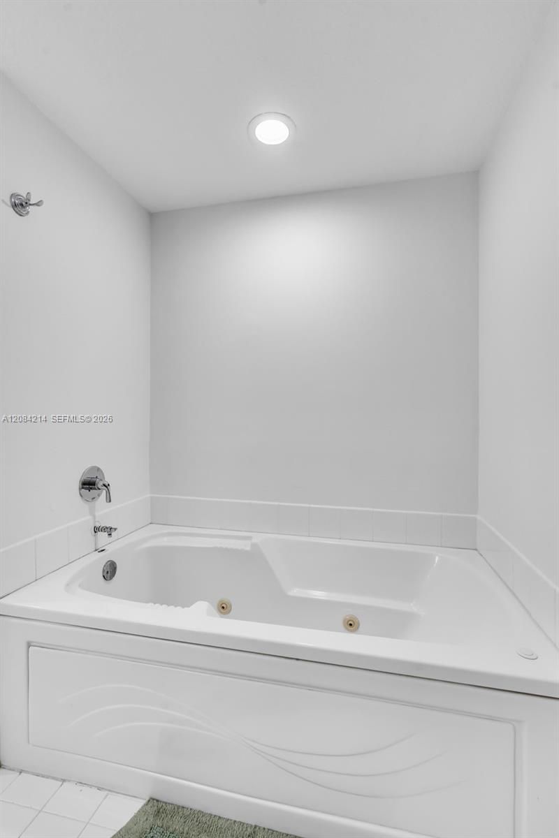 18100 N Bay Rd, Unit 709, Sunny Isles Beach, FL 33160 Photo