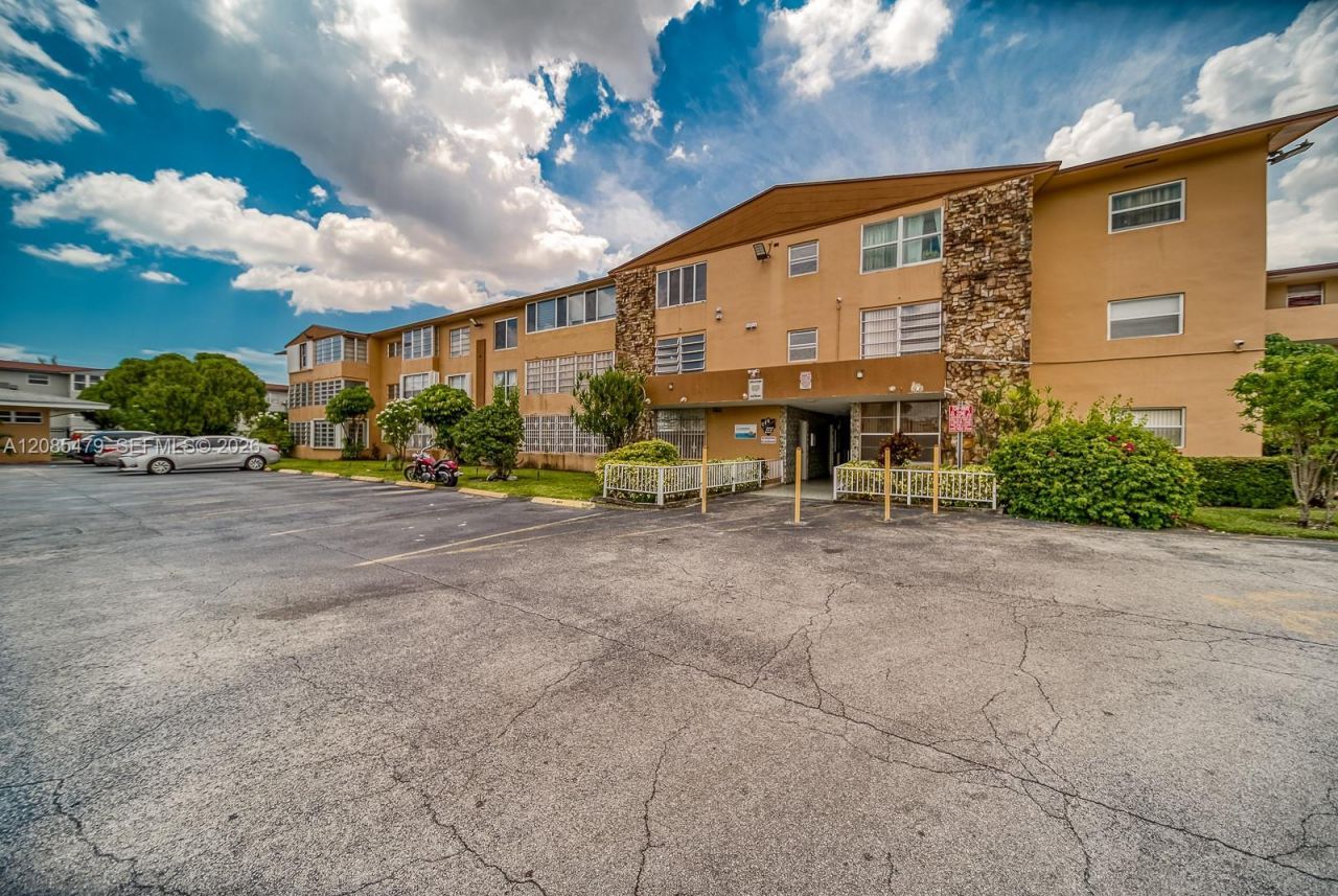 140 Royal Palm Rd, Unit 111, Hialeah Gardens, FL 33016 Photo