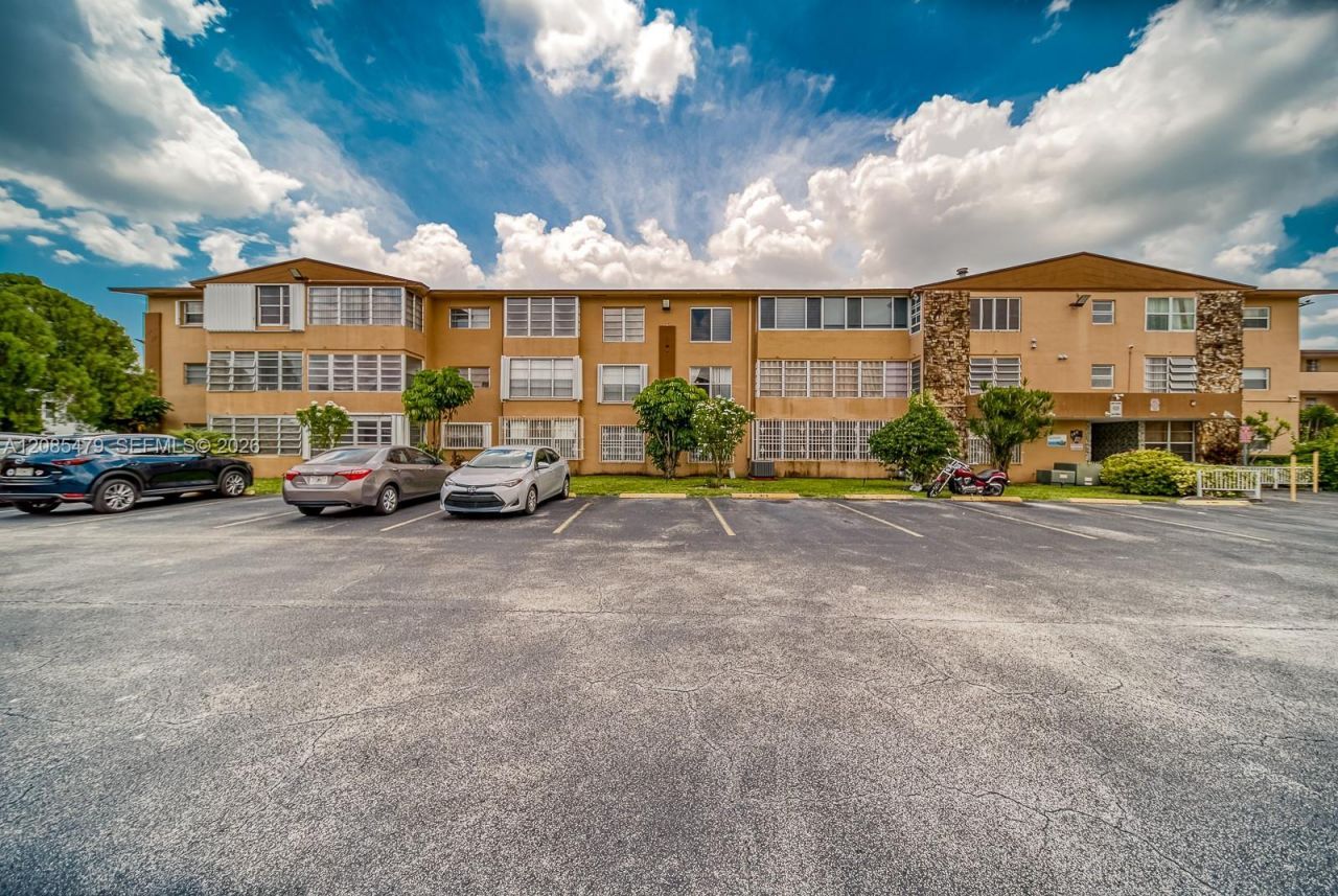 140 Royal Palm Rd, Unit 111, Hialeah Gardens, FL 33016 Photo