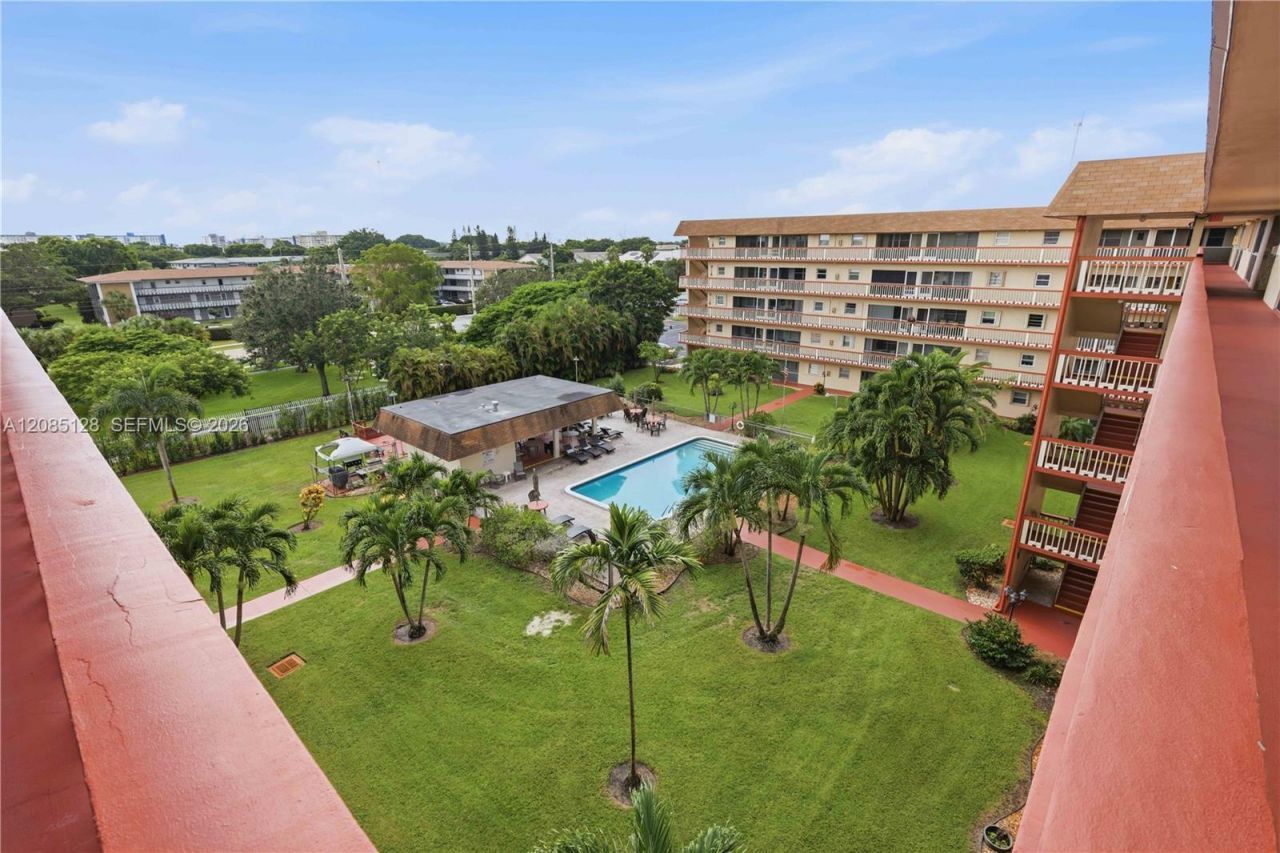5300 Washington St, Unit W513, Hollywood, FL 33021 Photo