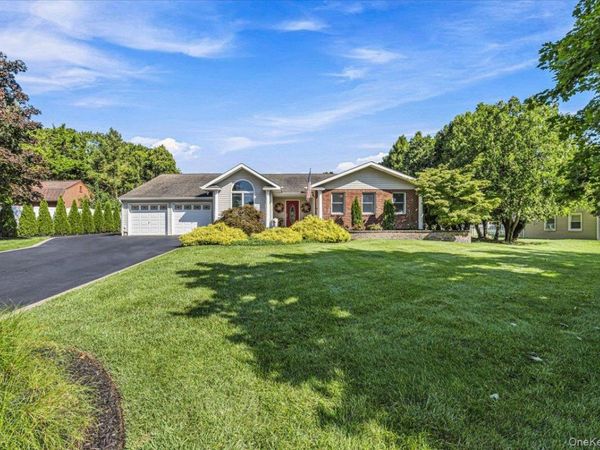 31 Dehan Street, Smithtown, NY 11787
