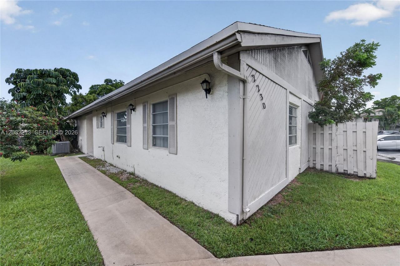 2230 Nova Village Dr, Davie, FL 33317 Photo
