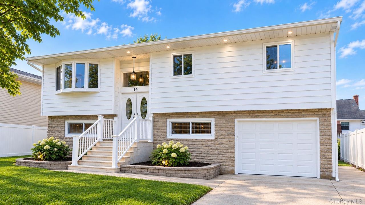 14 Garfield Place, Lindenhurst, NY 11757 Main Photo