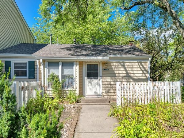 4954 Grenwich Trail N, Oakdale, MN 55128