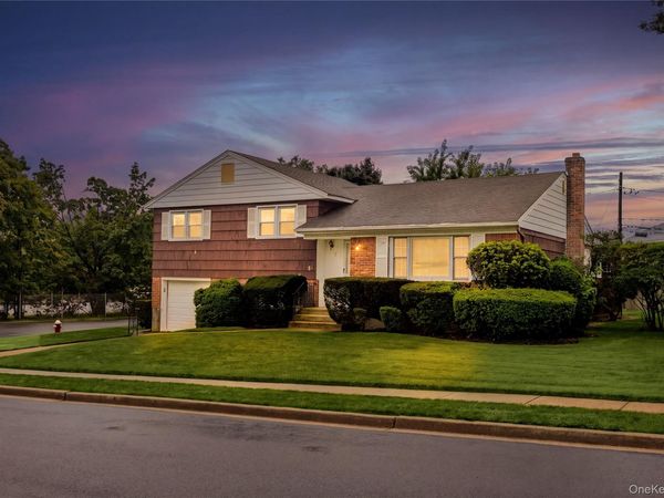 7 Barby Lane, Plainview, NY 11803