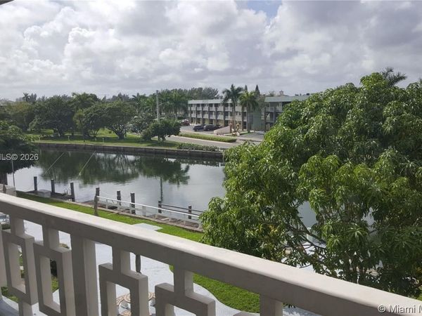 467 Golden Isles Dr, Unit 306, Hallandale Beach, FL 33009