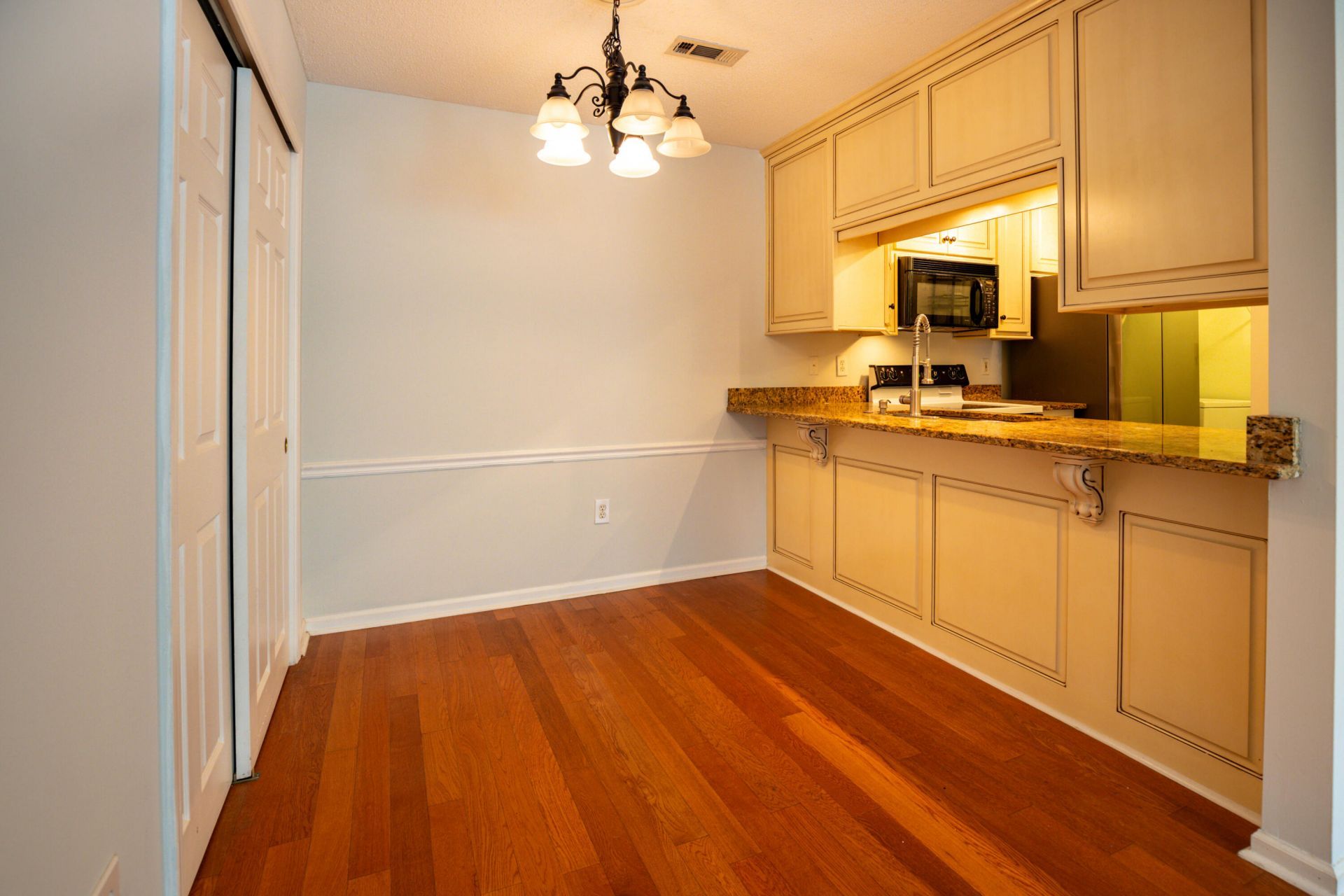 188 Midland Photo 5