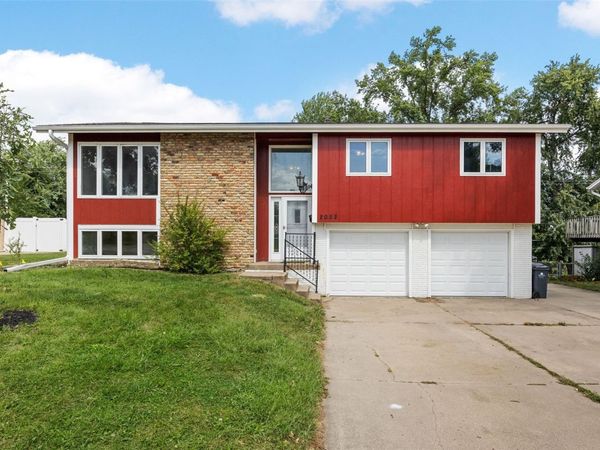 2052 Evergreen Street NE, Cedar Rapids, IA 52402