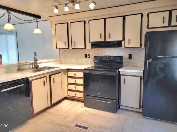 3431 S Pacific Highway, Unit SPC 18, Medford, OR 97501