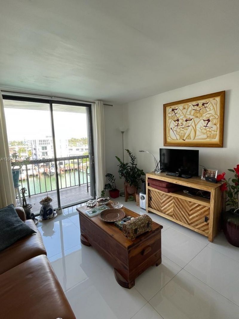 8100 Byron Ave, Unit 504, Miami Beach, FL 33141 Photo