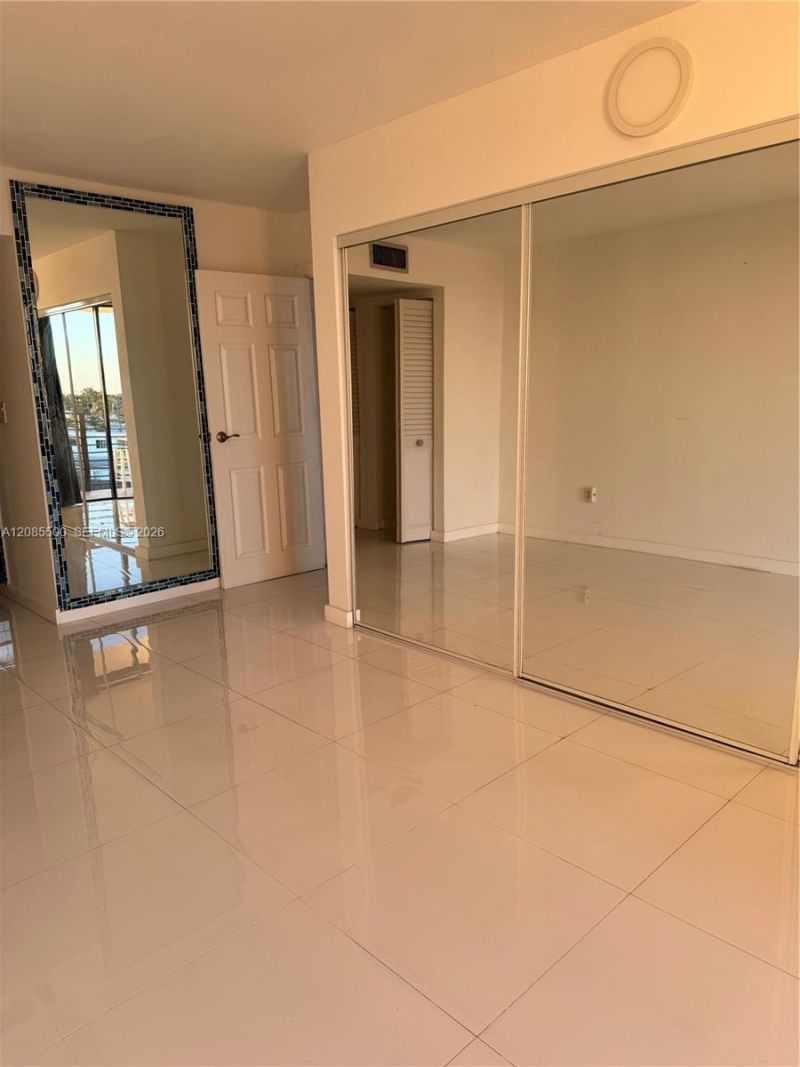 8100 Byron Ave, Unit 504, Miami Beach, FL 33141 Photo