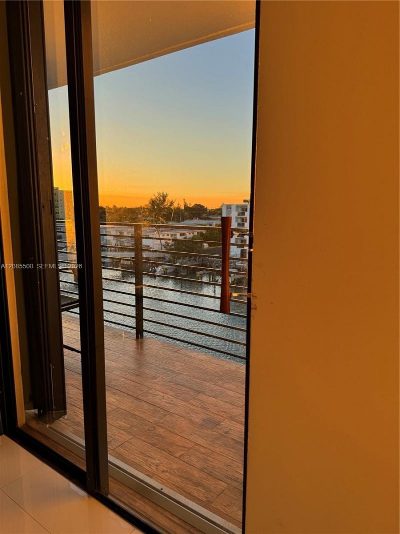 8100 Byron Ave, Unit 504, Miami Beach, FL 33141 Photo