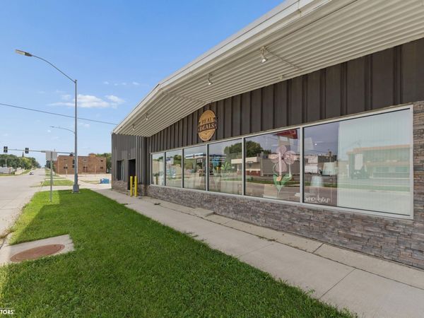 21-23 5TH Avenue SW, Mason City, IA 50401