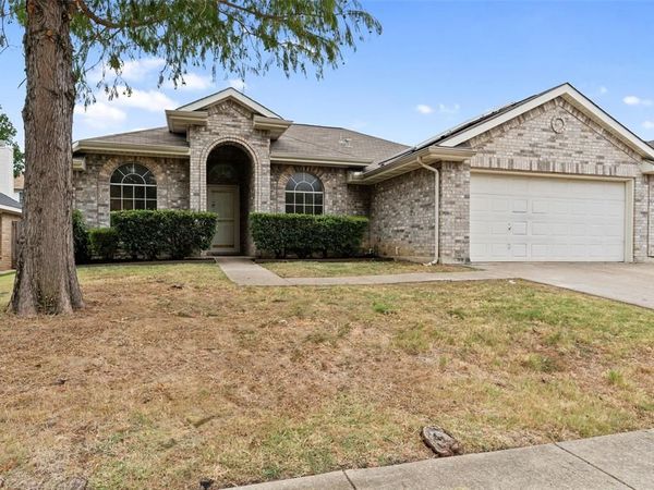 718 W Lonesome Dove Trail, Arlington, TX 76001