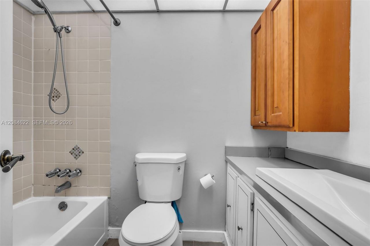 17620 Atlantic Blvd, Unit 315, Sunny Isles Beach, FL 33160 Photo