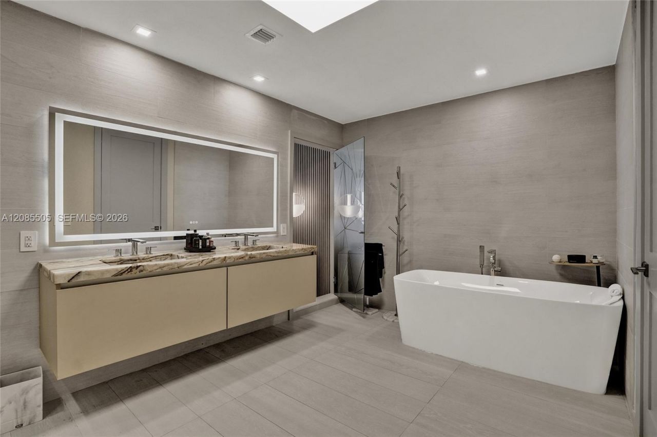 1100 Biscayne Blvd , Unit 6303, Miami, FL 33132 Photo