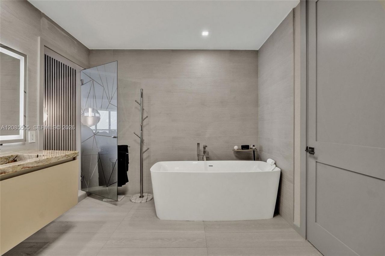 1100 Biscayne Blvd , Unit 6303, Miami, FL 33132 Photo