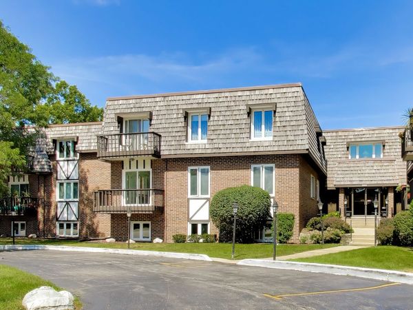 2300 W Talcott Road , Unit 2C, Park Ridge, IL 60068