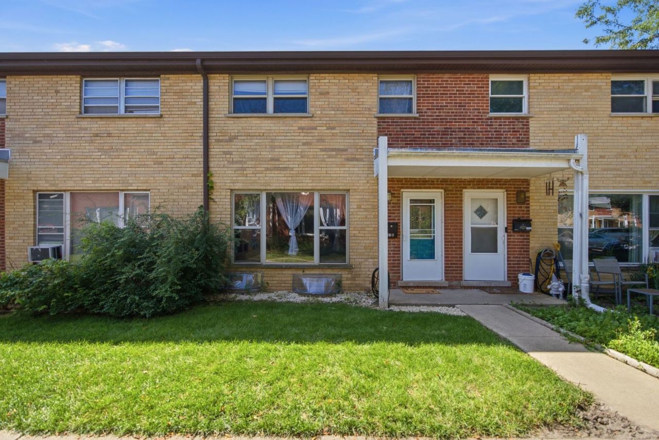 207 Linn Court , Unit B, North Aurora, IL 60542 Main Photo