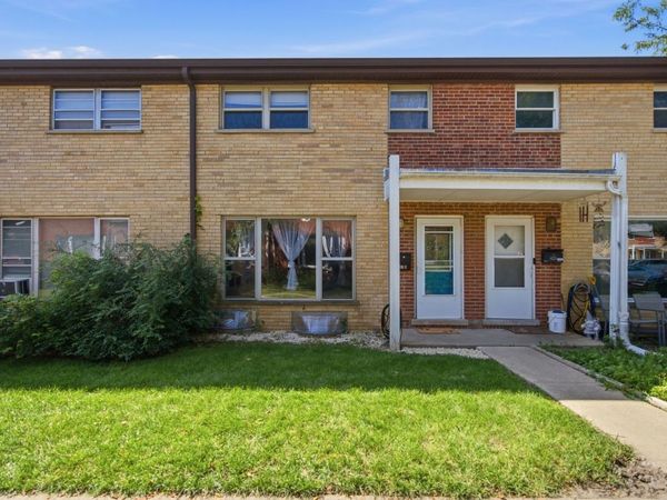 207 Linn Court , Unit B, North Aurora, IL 60542