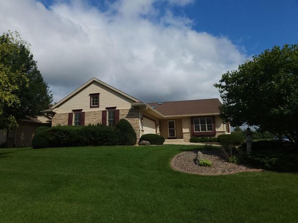 N66W15400 Raven Way Dr, Menomonee Falls, WI 53051